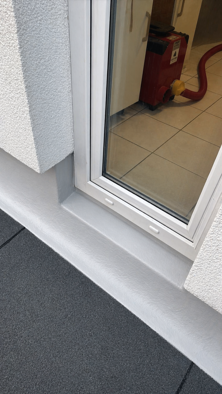 Sockelabdichtung im Bereich eines Fensters