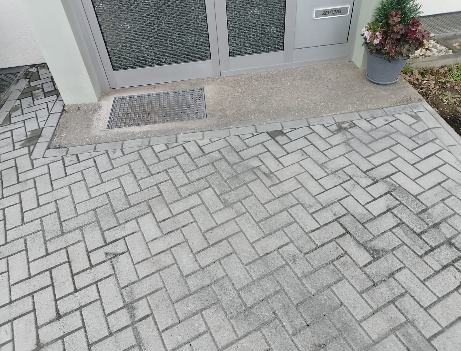 Wiederhergestellte Pflasterfläche nach Arbeiten im Außenbereich