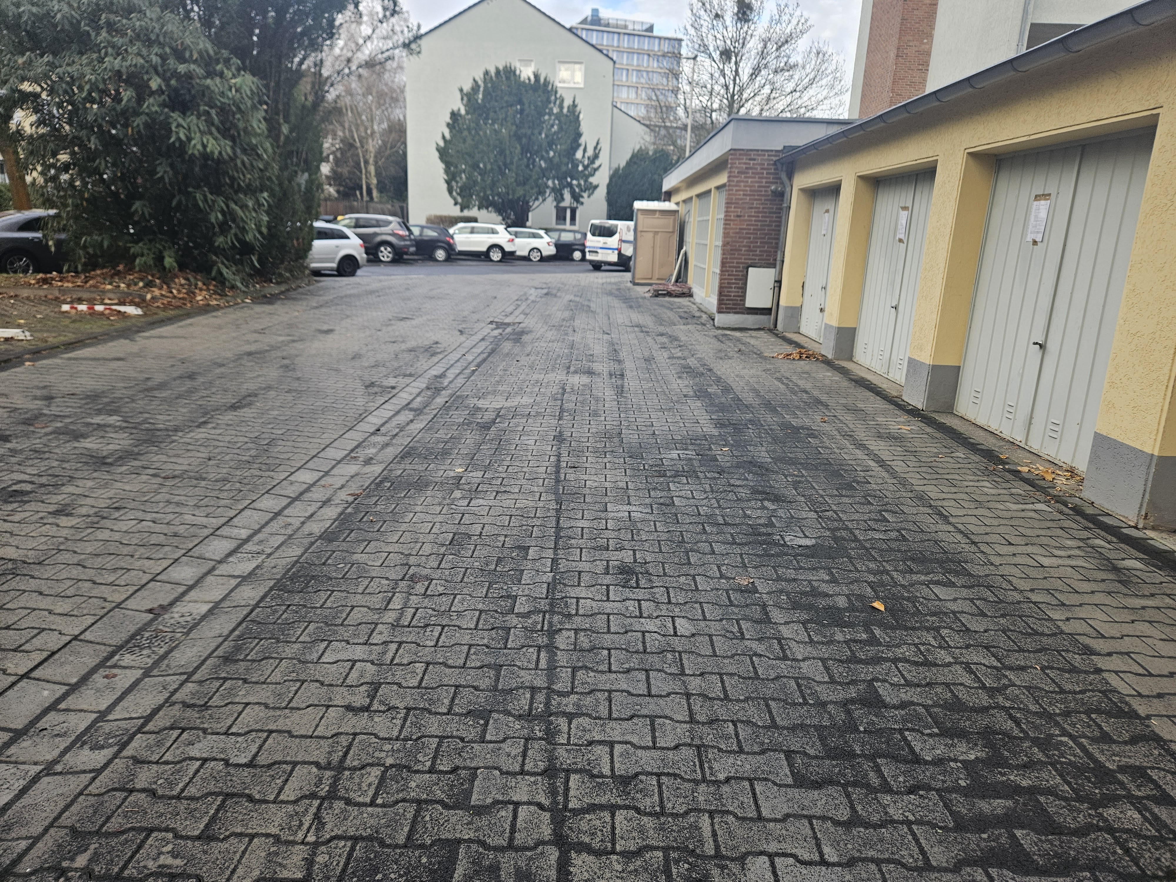 Neu hergestellte Pflasterfläche im Bereich eines Garagenhofs