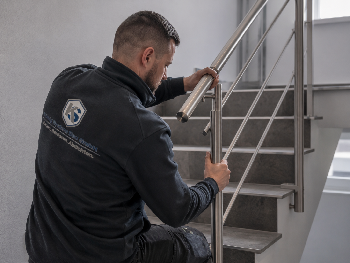 Montage eines vorgefertigten Handlaufs und Geländerbauteils im Innenbereich